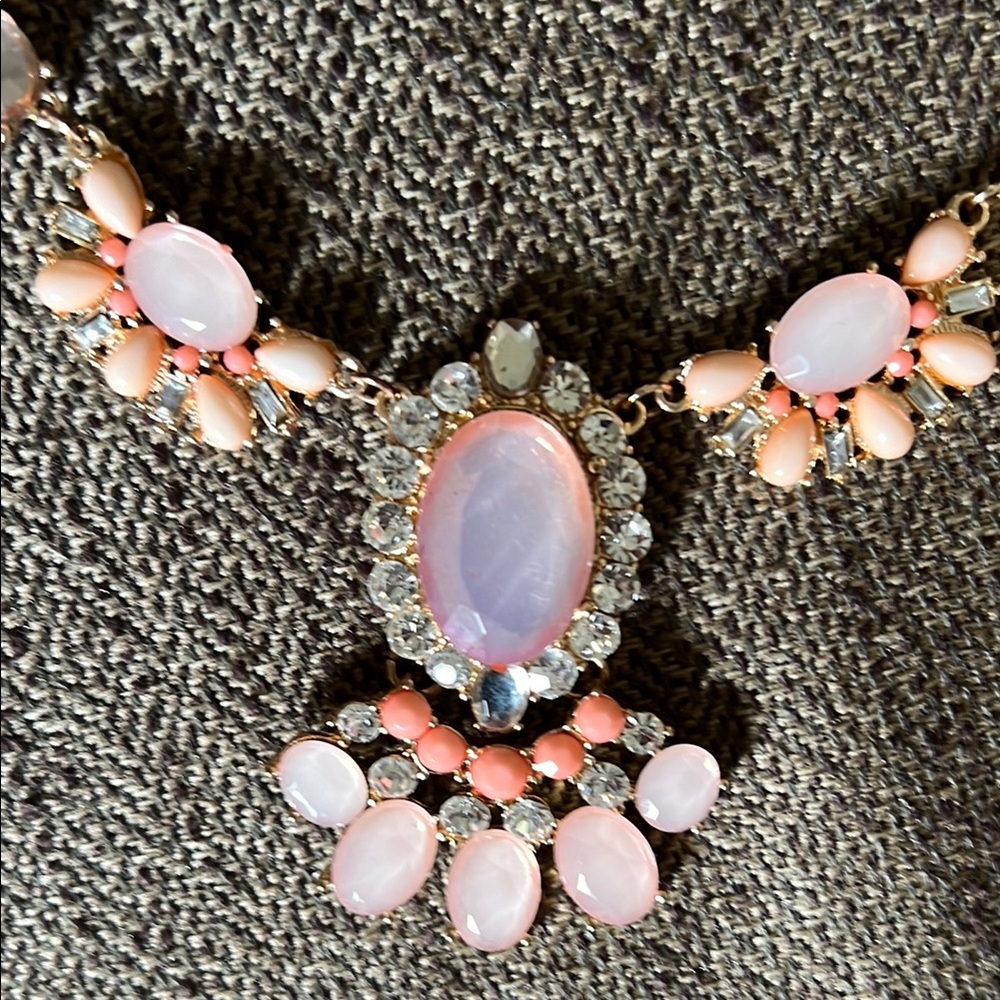 Elegant Peach and Gold Statement Necklace - Picture 4 of 6